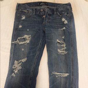 HOLLISTER RIPPED BOYFRIEND JEANS